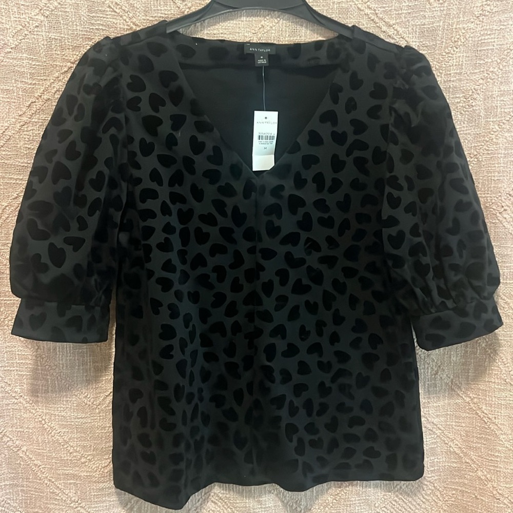 Ann Taylor Woman’s Velvet Heart Blouse! Puffy sleeves! size M NWT